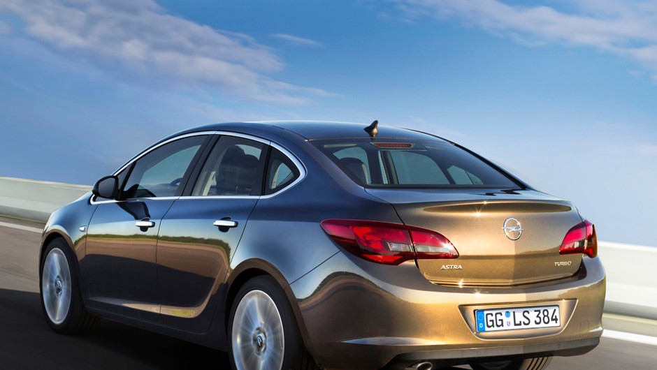 Nowy Opel Astra Sedan: ceny i wyposażenie