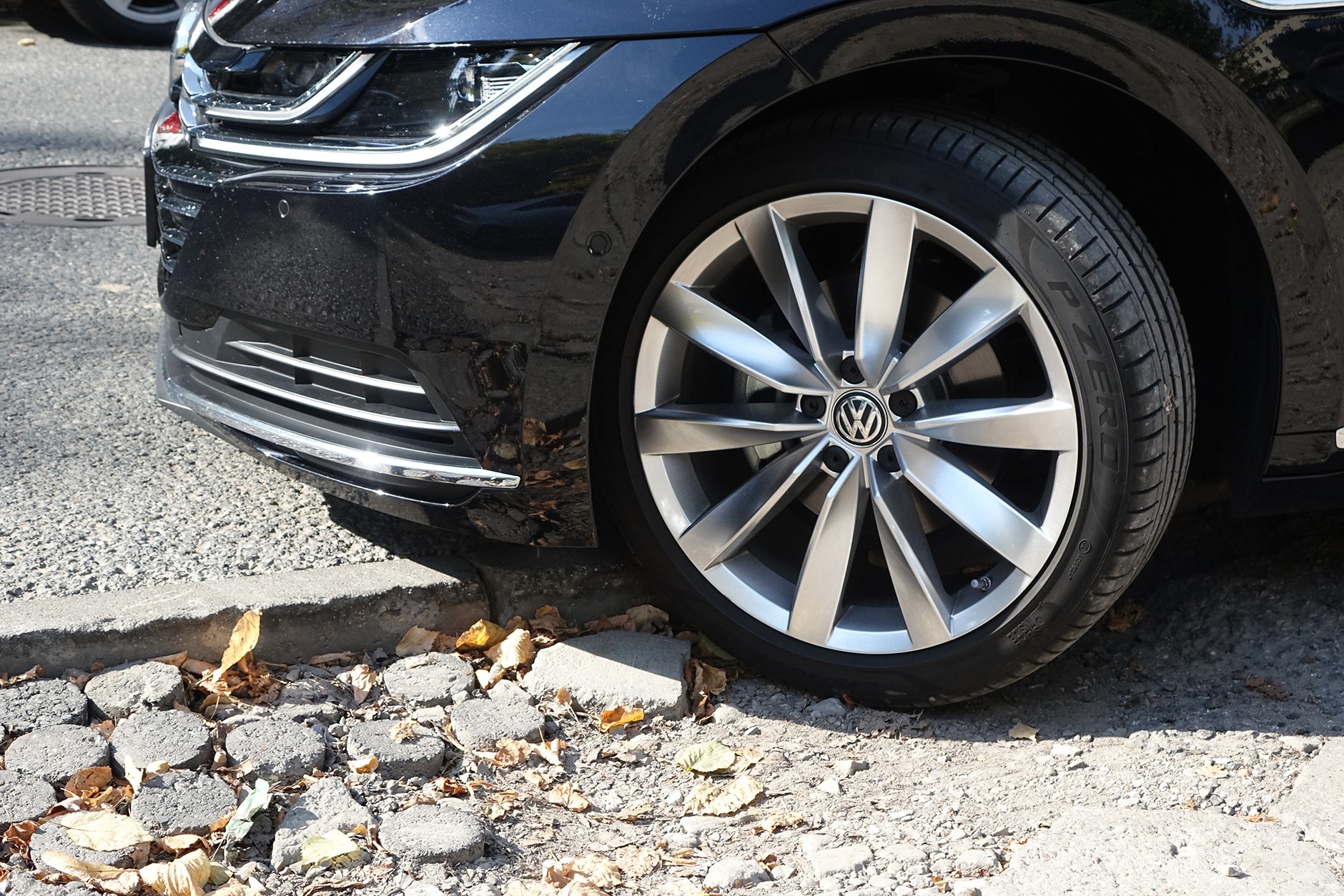 Dla eleganckich felgi modnych opon o niskim profilu nawet niegroźnie wyglądająca wyrwa czy niski krawężnik to poważne przeszkody.