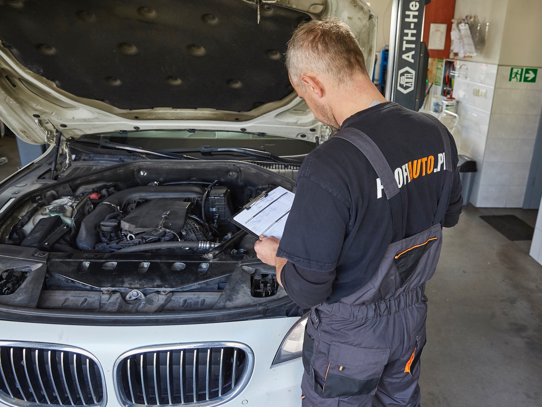 Kontrola i w razie potrzeby wymiana płynu chłodzącego  to ważny element profesjonalnego przeglądu auta