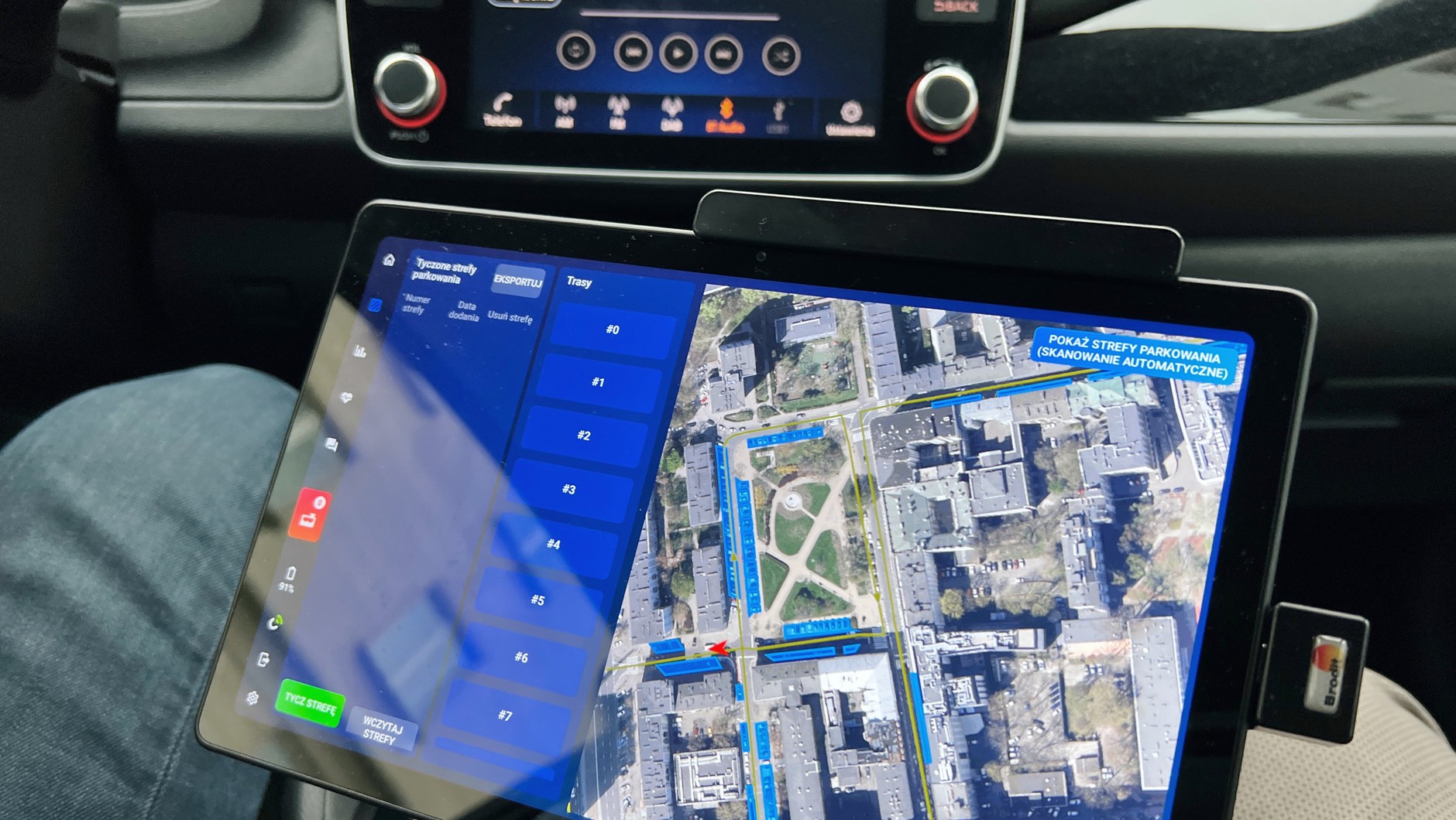 W Warszawie ulice stołecznej strefy płatnego parkowania patroluje dziewięć elektrycznych Nissanów Leafów