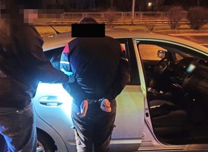Nerwowa jazda kierowcy przykuła uwagę policjantów. W schowku znaleźli coś, co go pogrążyło