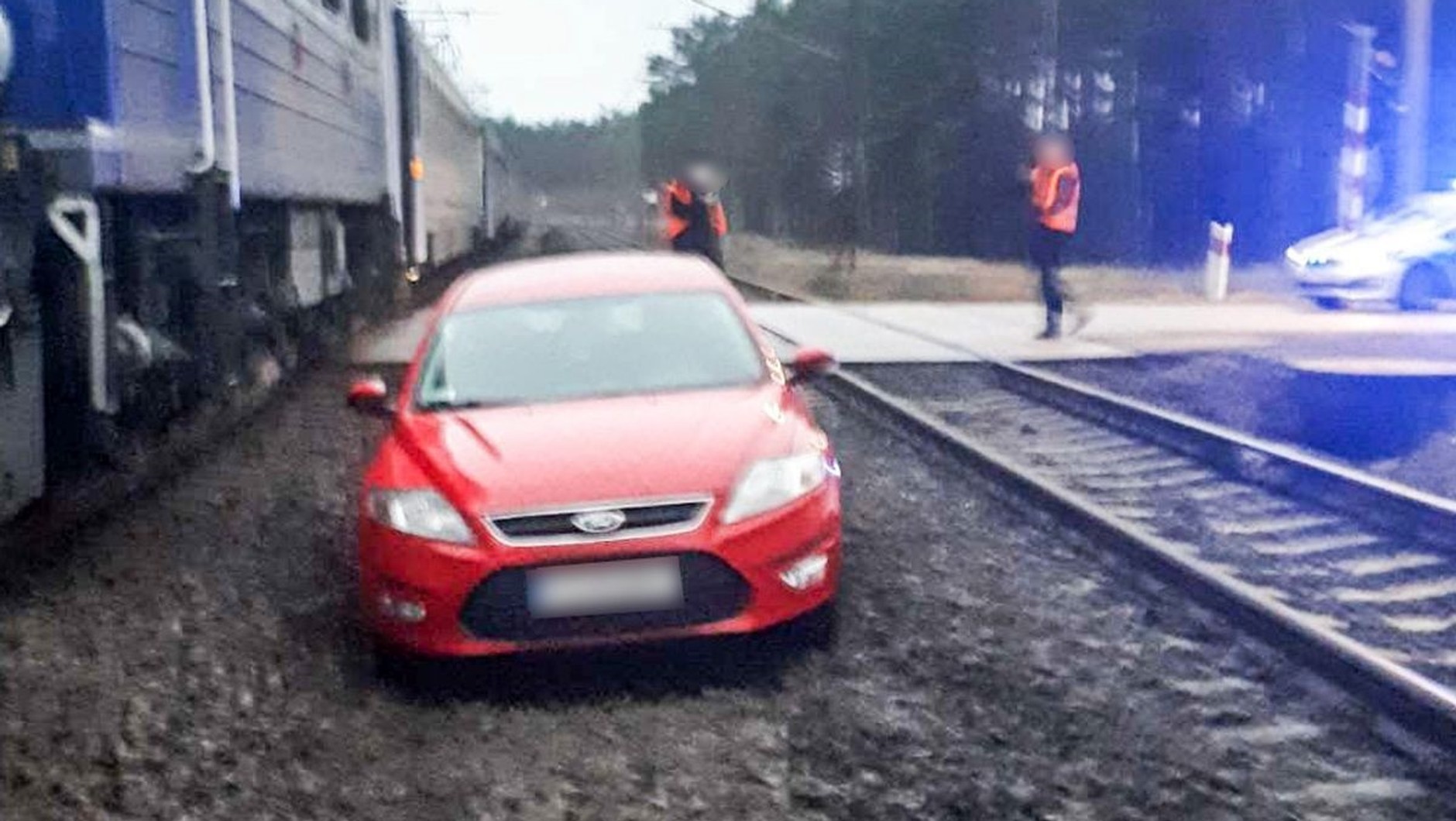 Mondeo cudem nie zahaczyło o przejeżdżający pociąg