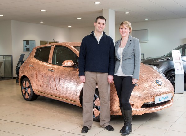Dlaczego Nissan obkleił Leafa monetami?