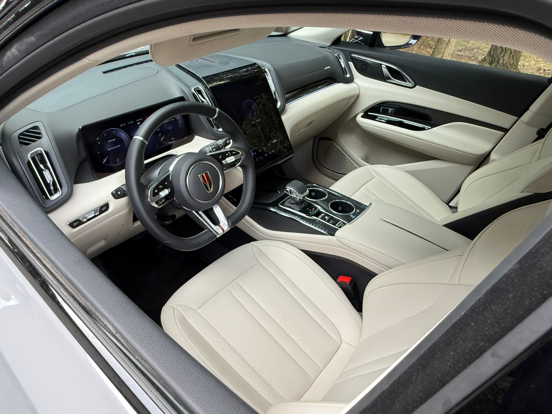 Hongqi HS3 może mieć tapicerkę w różnych kolorach i do tego niekoniecznie czarno-szarych, co z reguły należy do opcji w samochodach segmentu premium