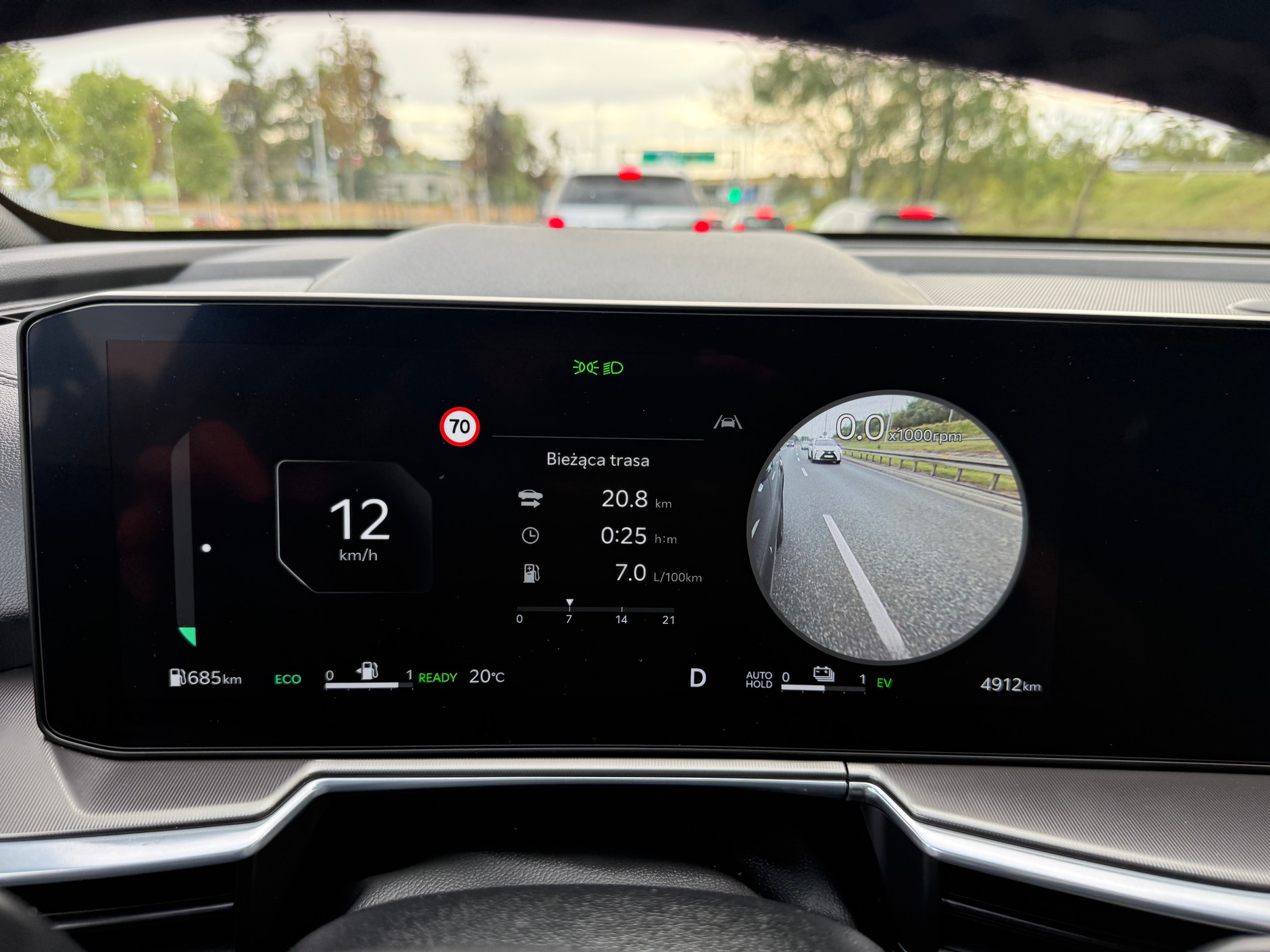 Kia Sorento 1.6 T-GDI HEV Prestige Line: po włączeniu kierunkowskazu uruchamiają się "wirtualne lusterka" – w wyskakujących okienkach na ekranie widać oibraz za samochodem. Dobrze to działa