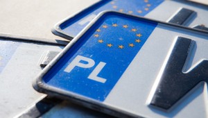 Niecały 1 proc. kierowców ma takie tablice rejestracyjne. Są też na popularnych autach