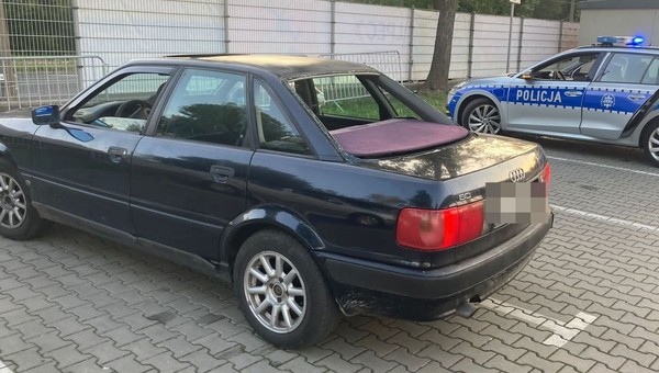 Kierowcy Audi brakowało nie tylko tylnej szyby. To był dopiero początek