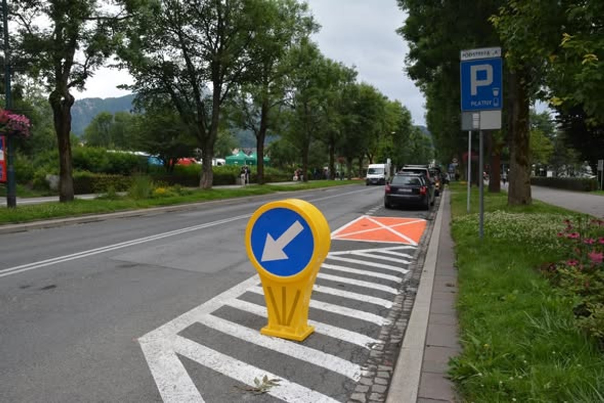 Pomarańczowe miejsce parkingowe - pomarańczowa koperta