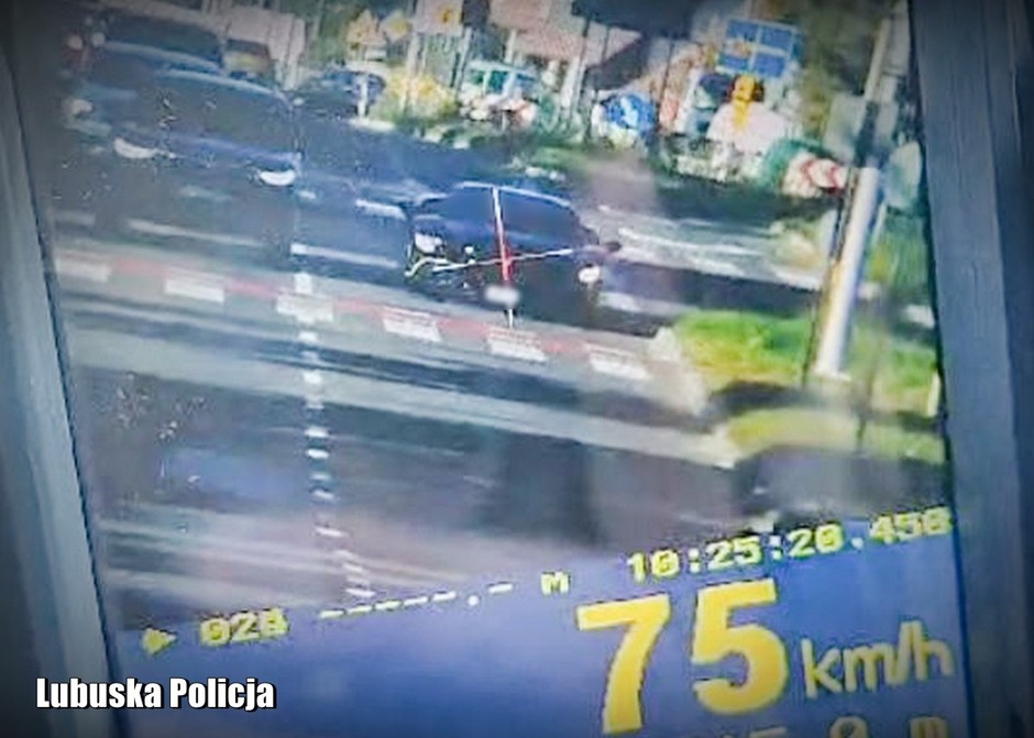 Kierowca Ferrari dokonuje dwóch wykroczeń na raz
