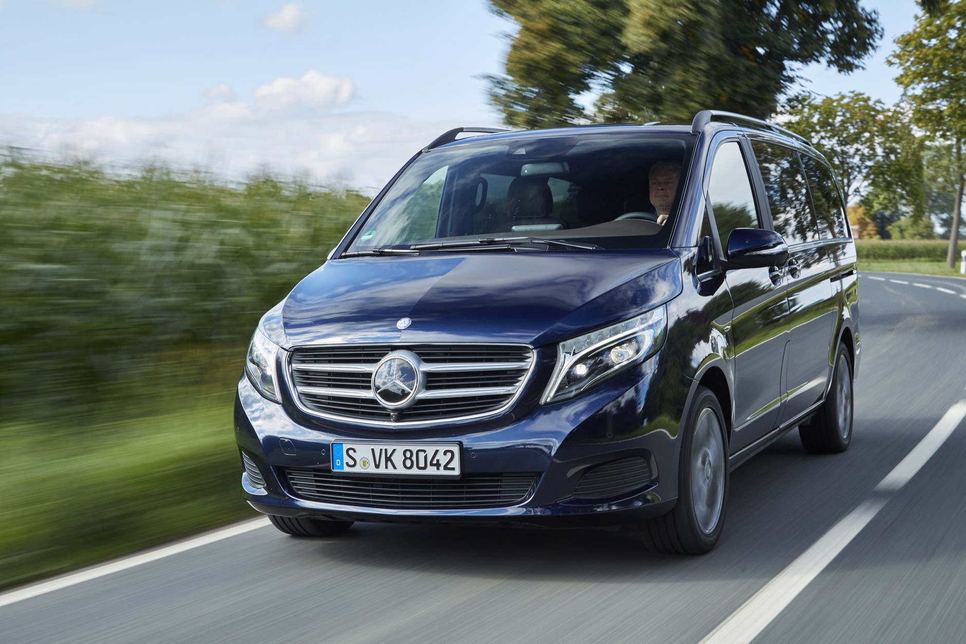 Porównanie: Volkswagen T6 2.0 BiTDI droższy od Mercedesa V 250 d