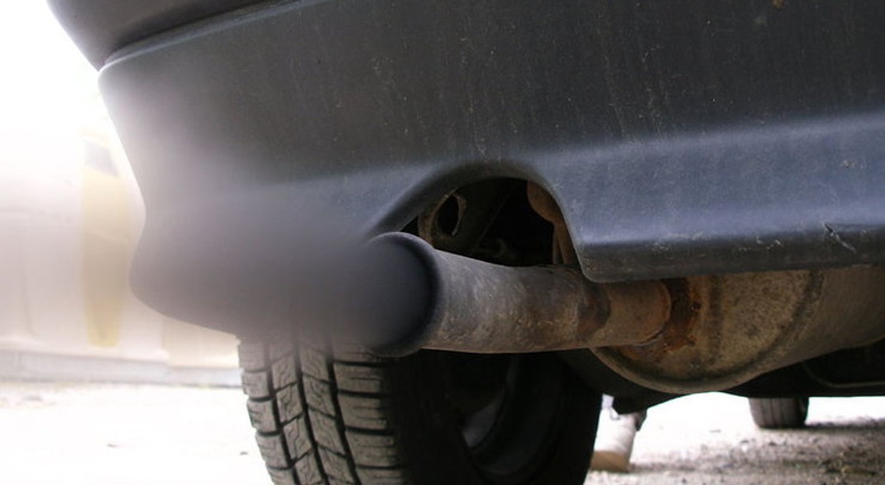 Rząd niemiecki potępił testowanie spalin na ludziach