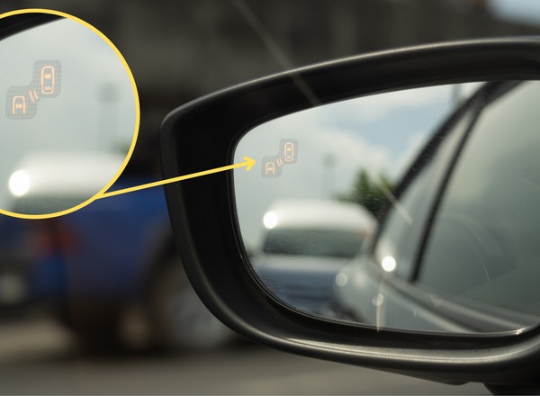 Widzisz migającą lampkę na lusterku? Ta żółta kropka może uratować życie