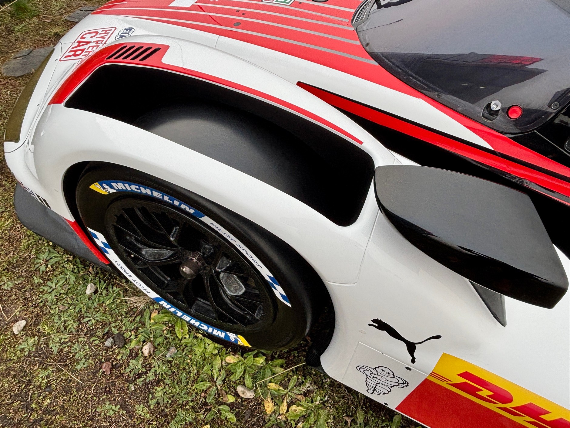 Porsche 963 na dachu biurowca w Warszawie