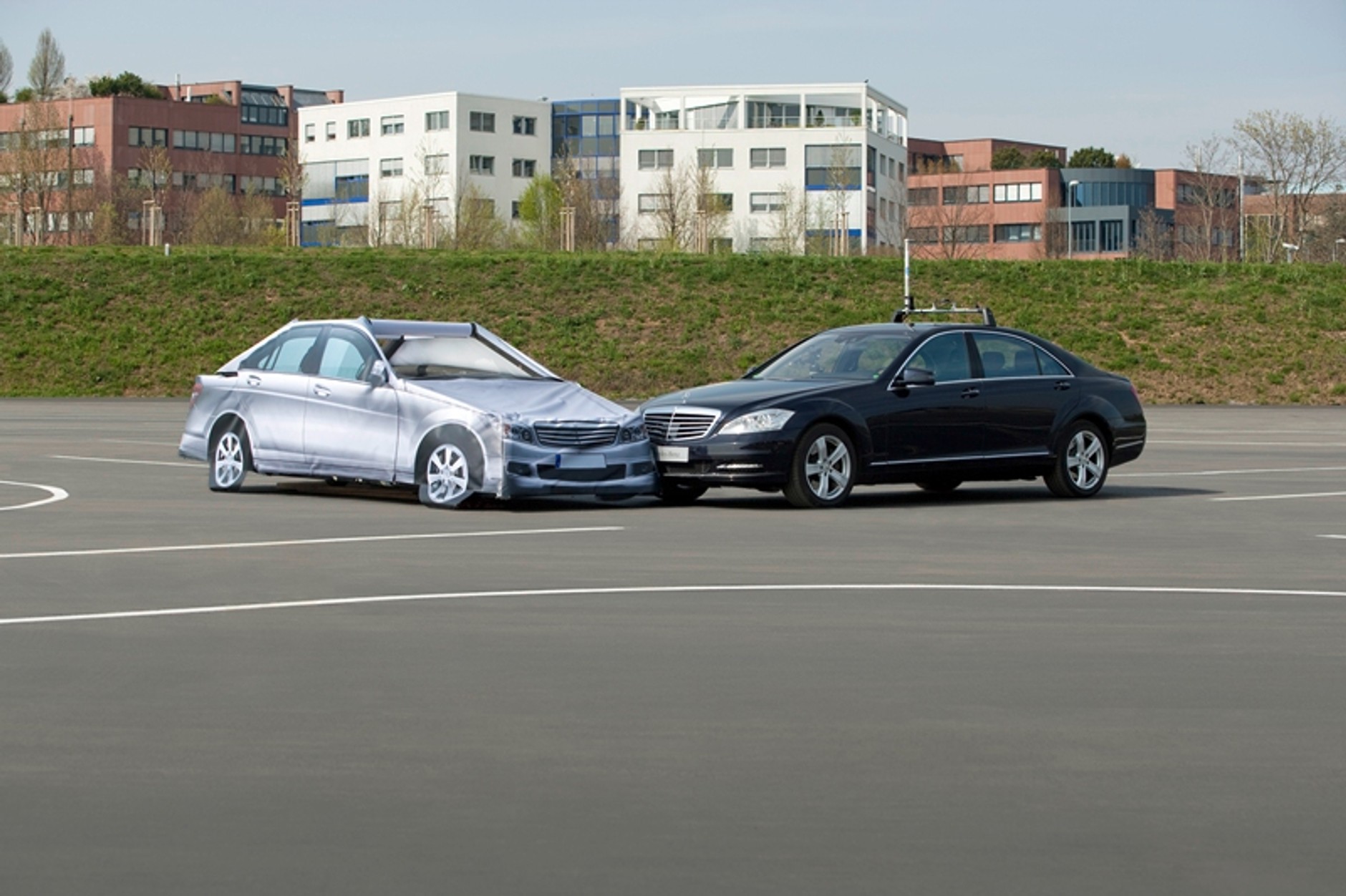 Mercedesy przejęte przez roboty robią dziwne rzeczy