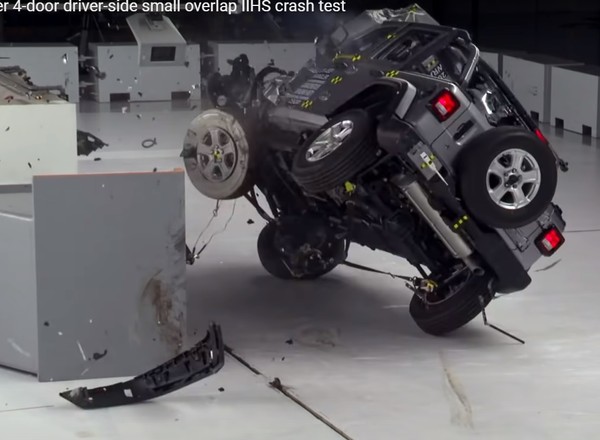 Jeep Wrangler wywrócił się podczas testu zderzeniowego