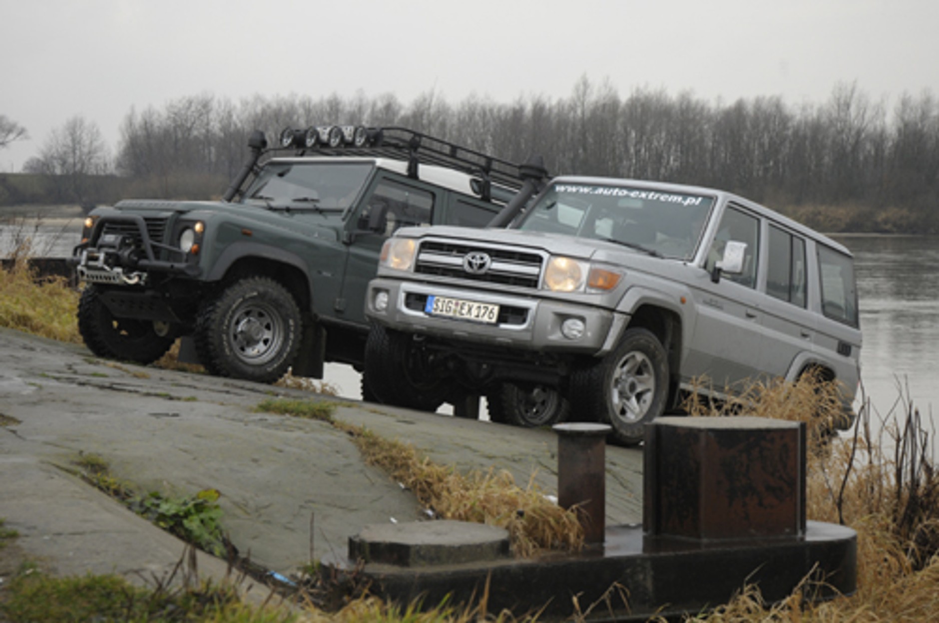 Toyota Land Cruiser HZJ 76 kontra Land Rover Defender 2.4 TD. Auta dla prawdziwych twardzieli