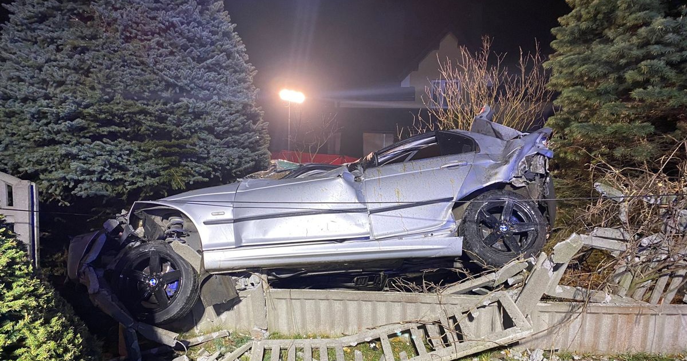 Po wypadku BMW wylądowało na ogrodzeniu
