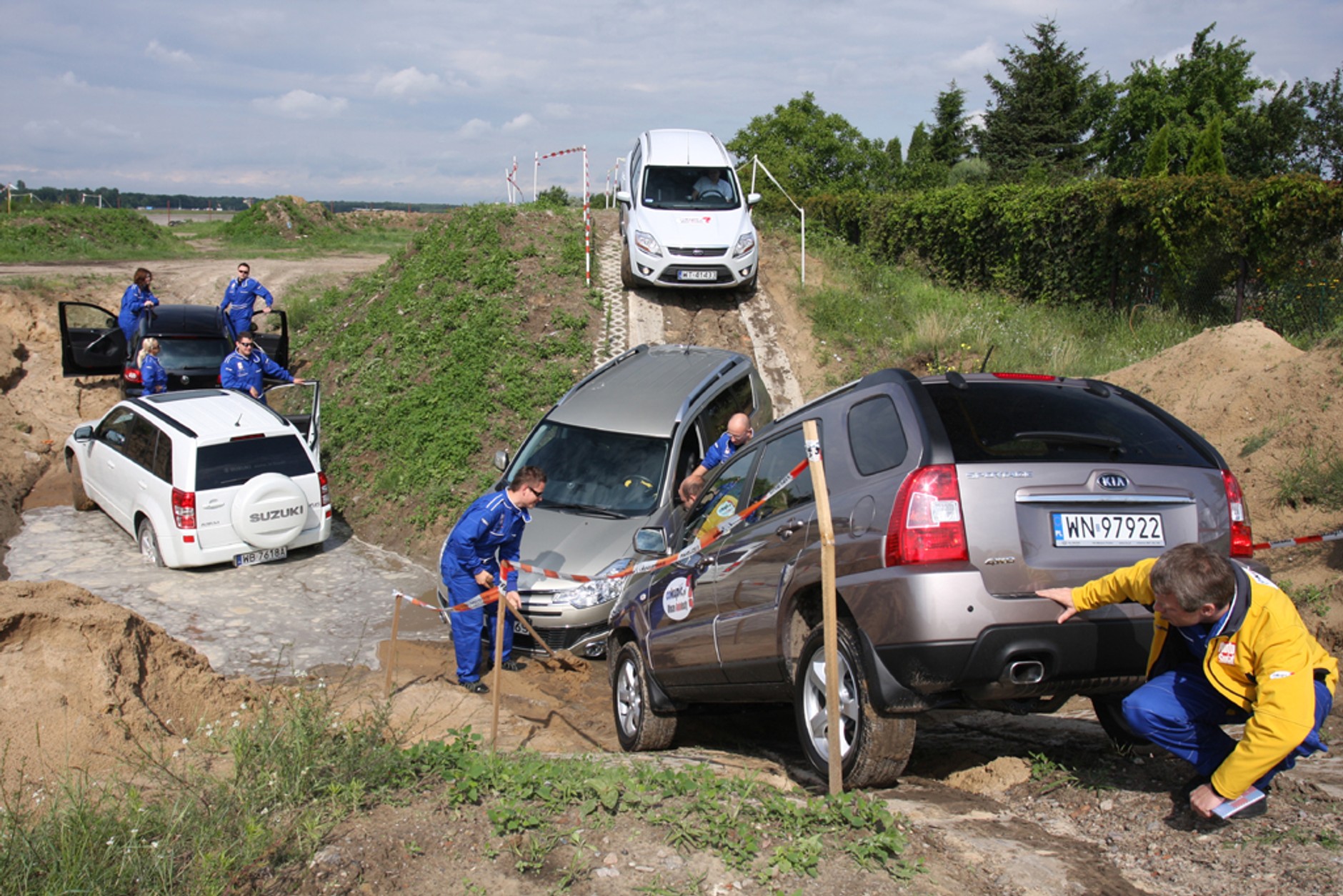 Co potrafią SUV-y? Nasi czytelnicy testują 5 aut klasy SUV - Na ringu stanęły: Citroen C-Crosser, Suzuki Grand Vitara, VW Tiguan, Kia Sportage i Ford Kuga