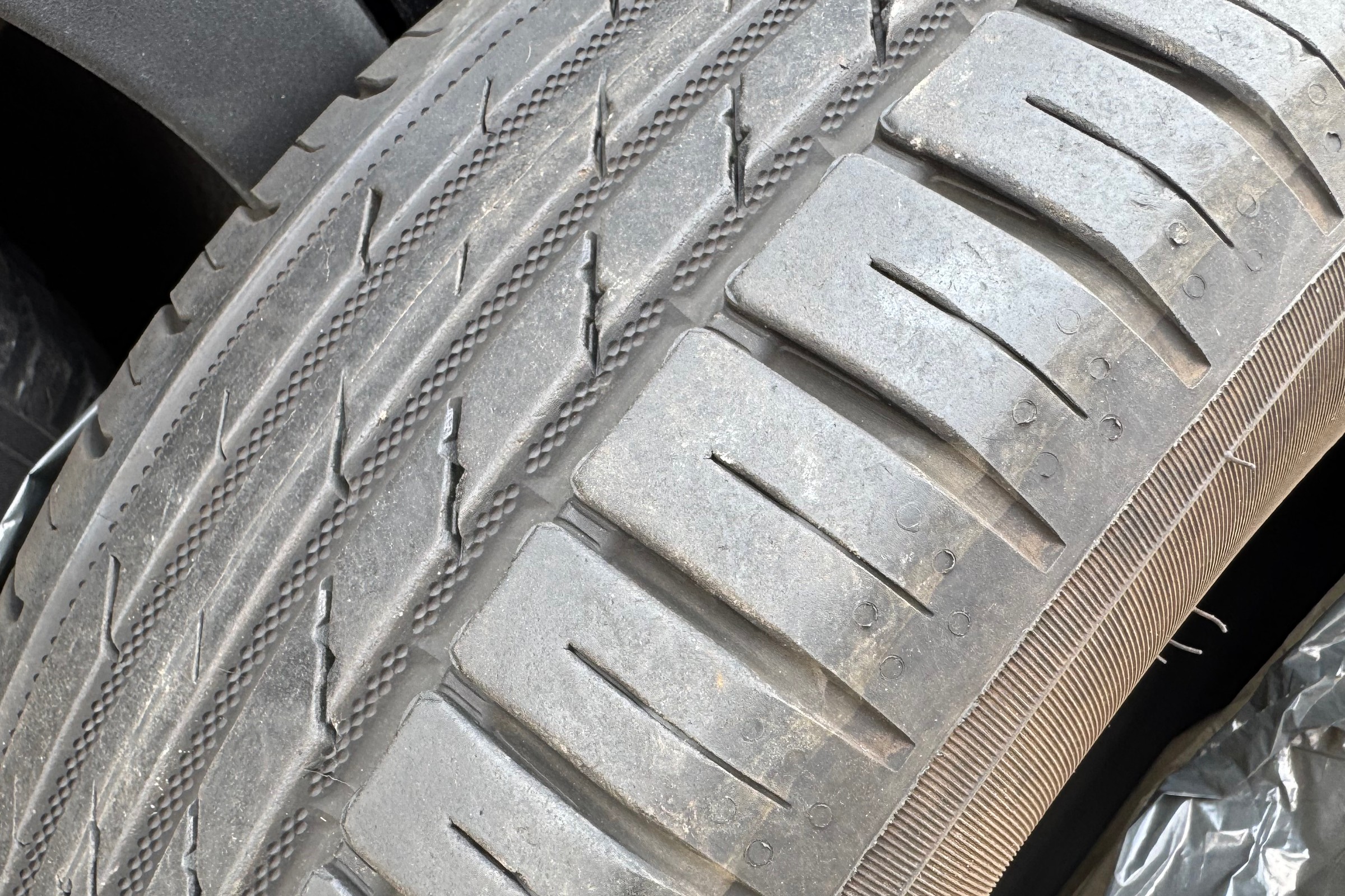 Czy latem można jeździć na zimowych oponach? Co na to przepisy, a co wulkanizatorzy?