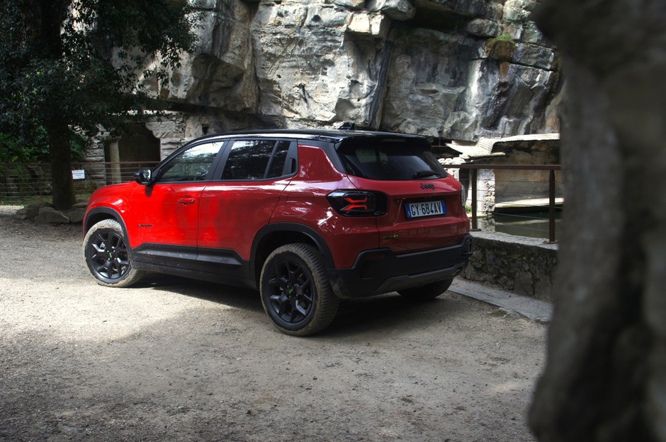 Jeep Avenger 4xe lubi odkrywać trudno dostępne miejsca