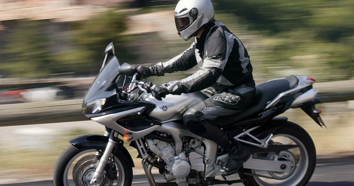 Yamaha FZ6 Fazer, model 2004
