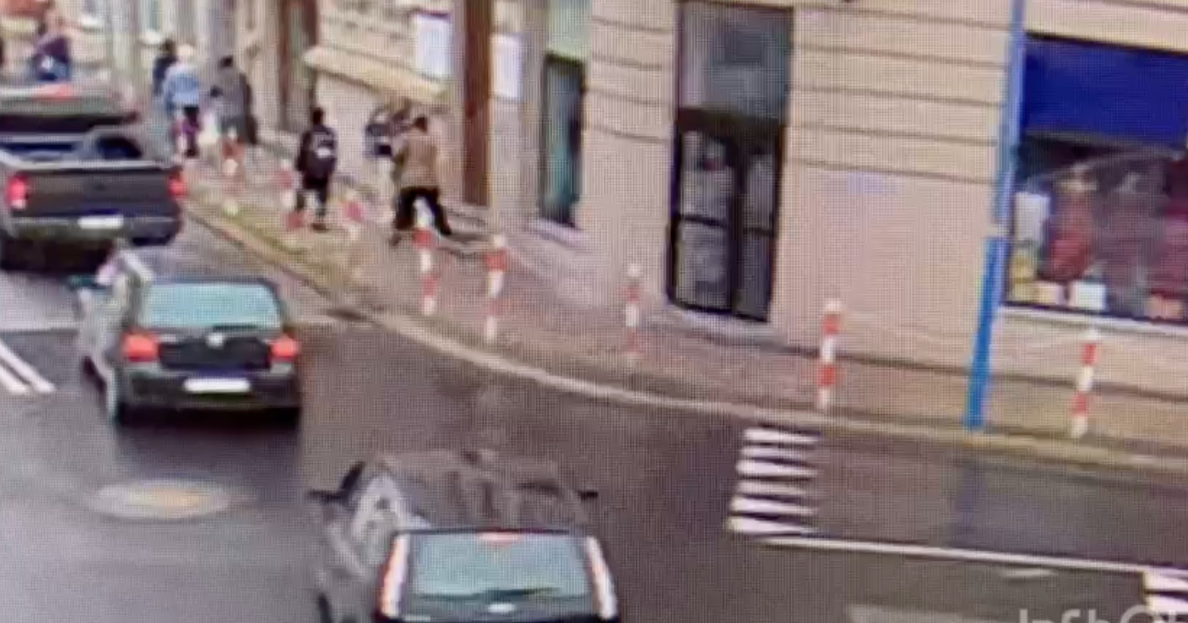 Dwie nastolatki potrąciły idącą chodnikiem kobietę