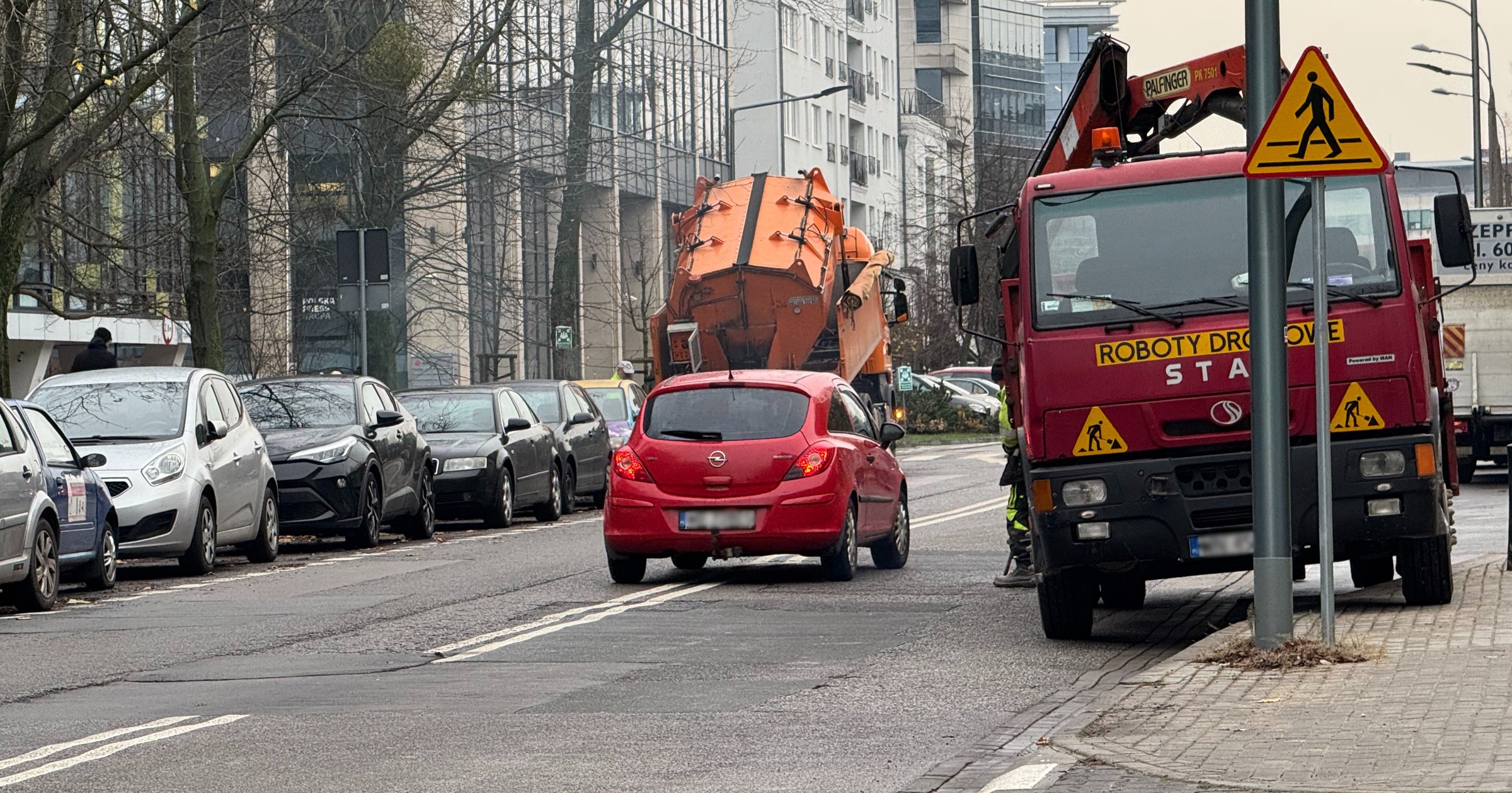 Omijanie pojazdu na linii ciągłej w niektórych sytuacjach jest dozwolone