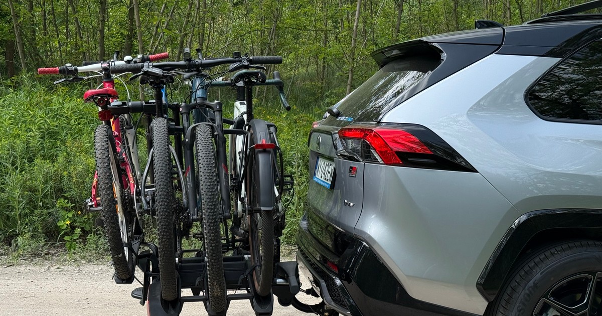 Thule EasyFold 3 z czterema rowerami