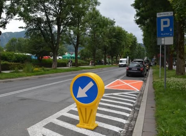 Pomarańczowe miejsca parkingowe dotarły do Polski. Kto może tam zaparkować?