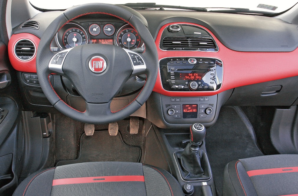 Punto Evo, czyli po pierwszej dużej modernizacji. Takie sobie materiały, ale niezły montaż. Bogate wyposażenie – rzadko