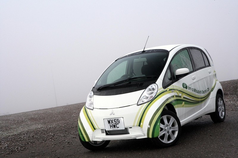 Jak Schwarzenegger zmieścił się w Mitsubishi i-MIEV?