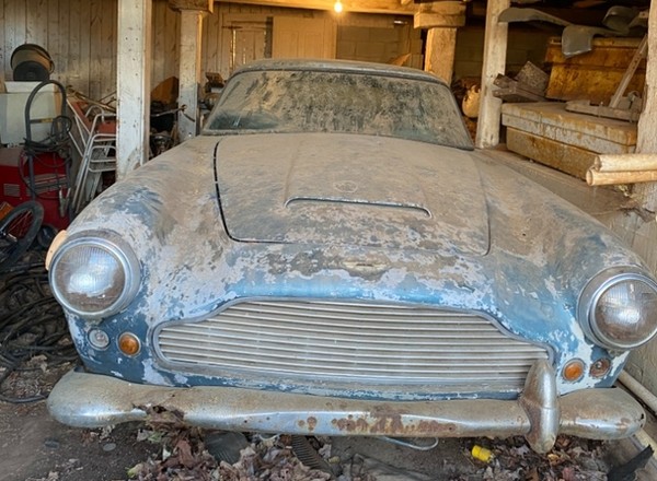 Aston Martin DB4 po trzydziestoletnim postoju w szopie i z ciekawą historią