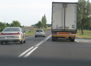 Wyprzedzał pod górę. Nagle zza wzniesienia wyłonił się drugi samochód…