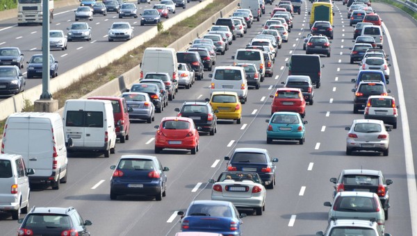 Wielu kierowców wciąż nie zna tej zasady. A za to grozi mandat i punkty karne