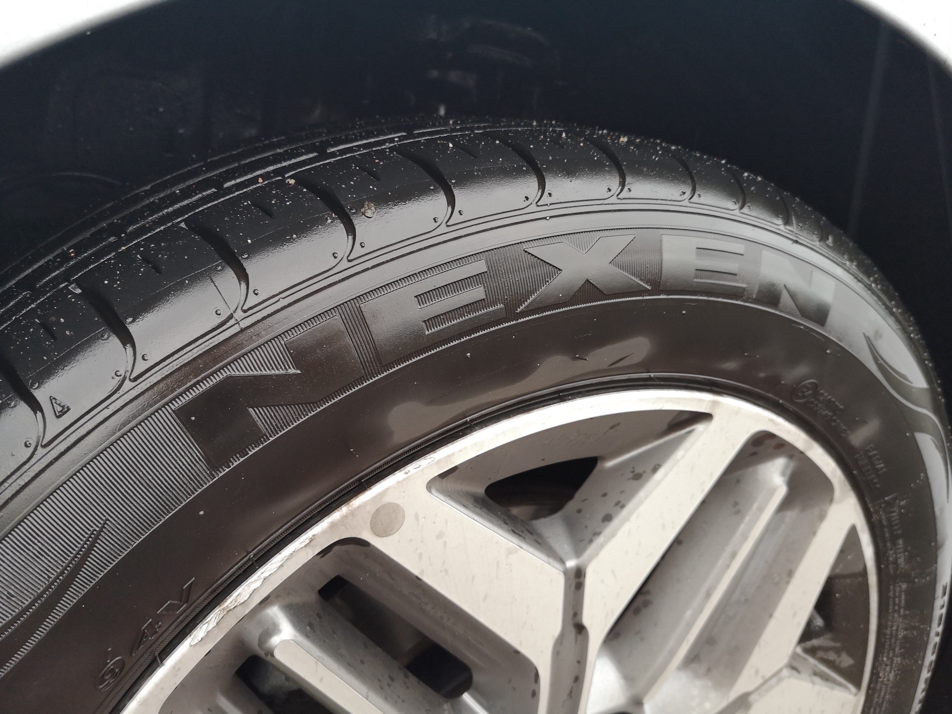 Kia Optima Plug-in Hybrid w deszczu na oponach Nexen prowadzi się absolutnie fatalnie!