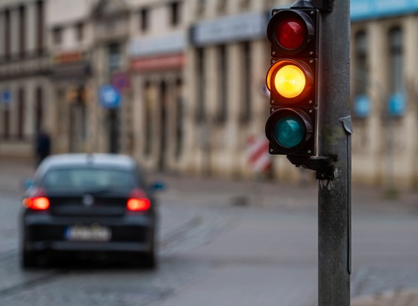 Czy można przejechać na żółtym świetle? Kierowcy wciąż mają wątpliwości