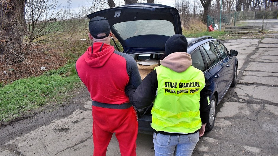 Przewoził 200 kg nielegalnego tytoniu w bagażniku