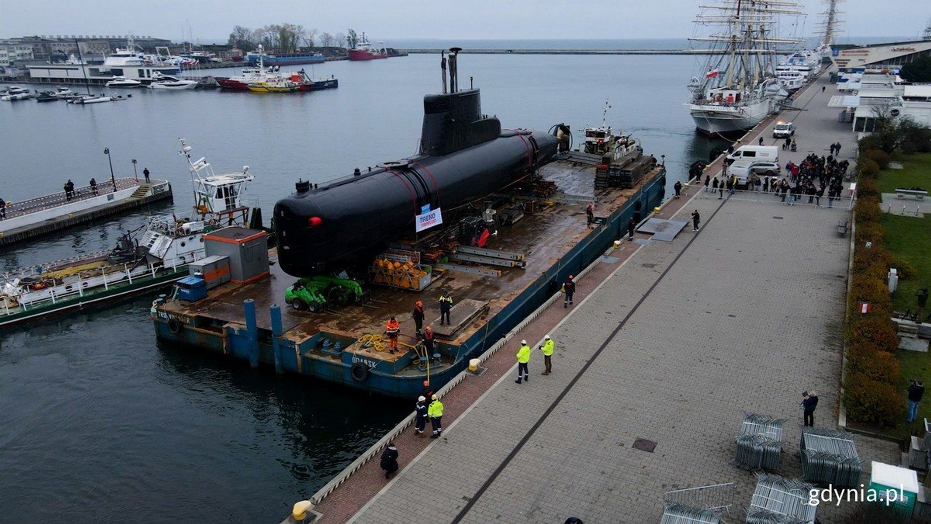 ORP Sokół podczas transportu do muzeum