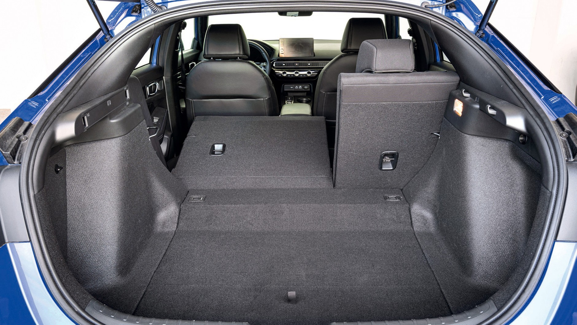 Honda Civic: 410-1220 litrów jest OK. Masa przyczepy hamowanej: 750 kg.