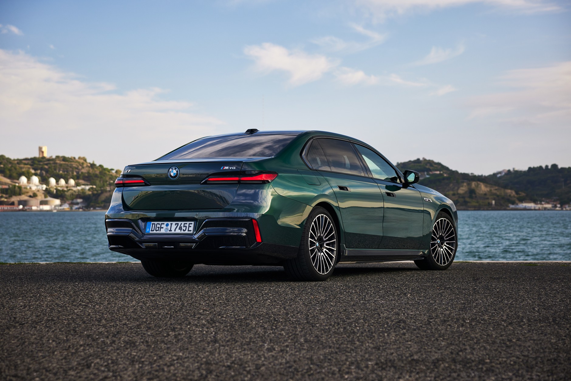 BMW i7 M70