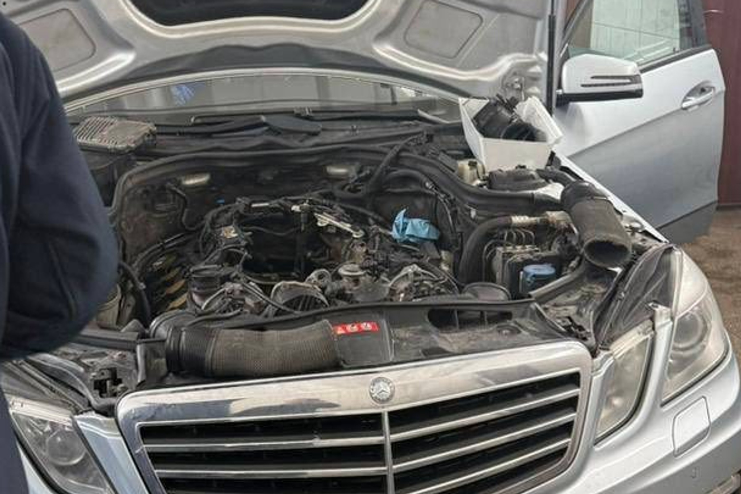 Celnicy znaleźli milion dolarów ukryty w Mercedesie. Jak do tego doszli? [Nagranie]