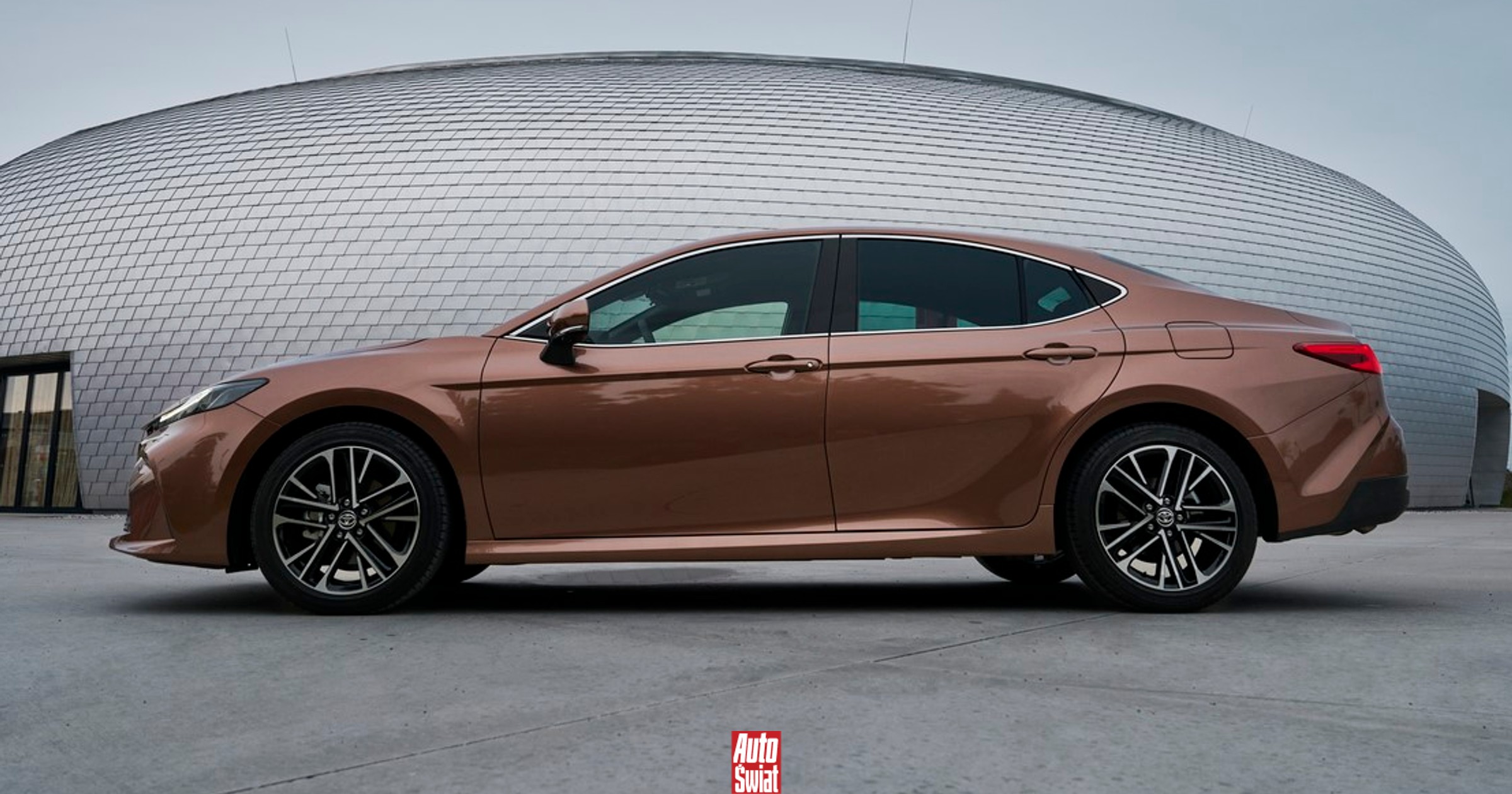 Najbardziej znany mechanik na świecie kupił swoje pierwsze nowe auto w życiu. Jak się tłumaczy?