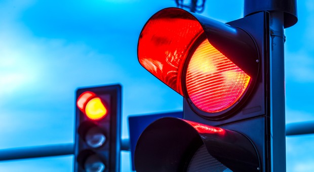 Kierowcy mogą legalnie wjeżdżać na czerwonym świetle. Trzeba tylko wiedzieć, kiedy można to zrobić
