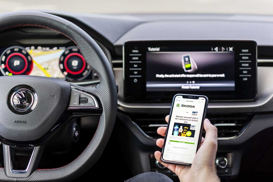 Skoda z usługą reklam w samochodzie w ramach geofencingu, czyli doboru oferty na podstawie lokalizacji