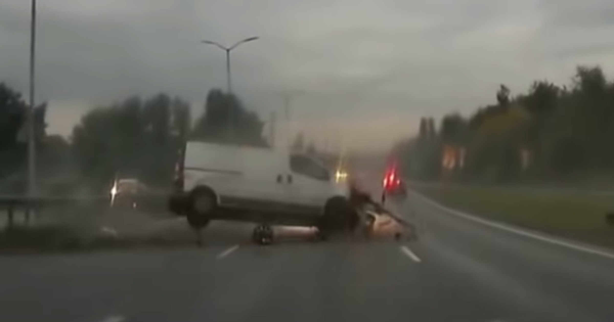Kolizja BMW z busem na trasie katowickiej