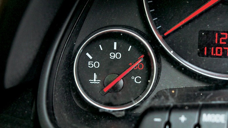 Zgaś silnik, jeśli wskaźnik temperatury wchodzi głęboko na czerwone pole. Motor może się przegrzać w kilka sekund