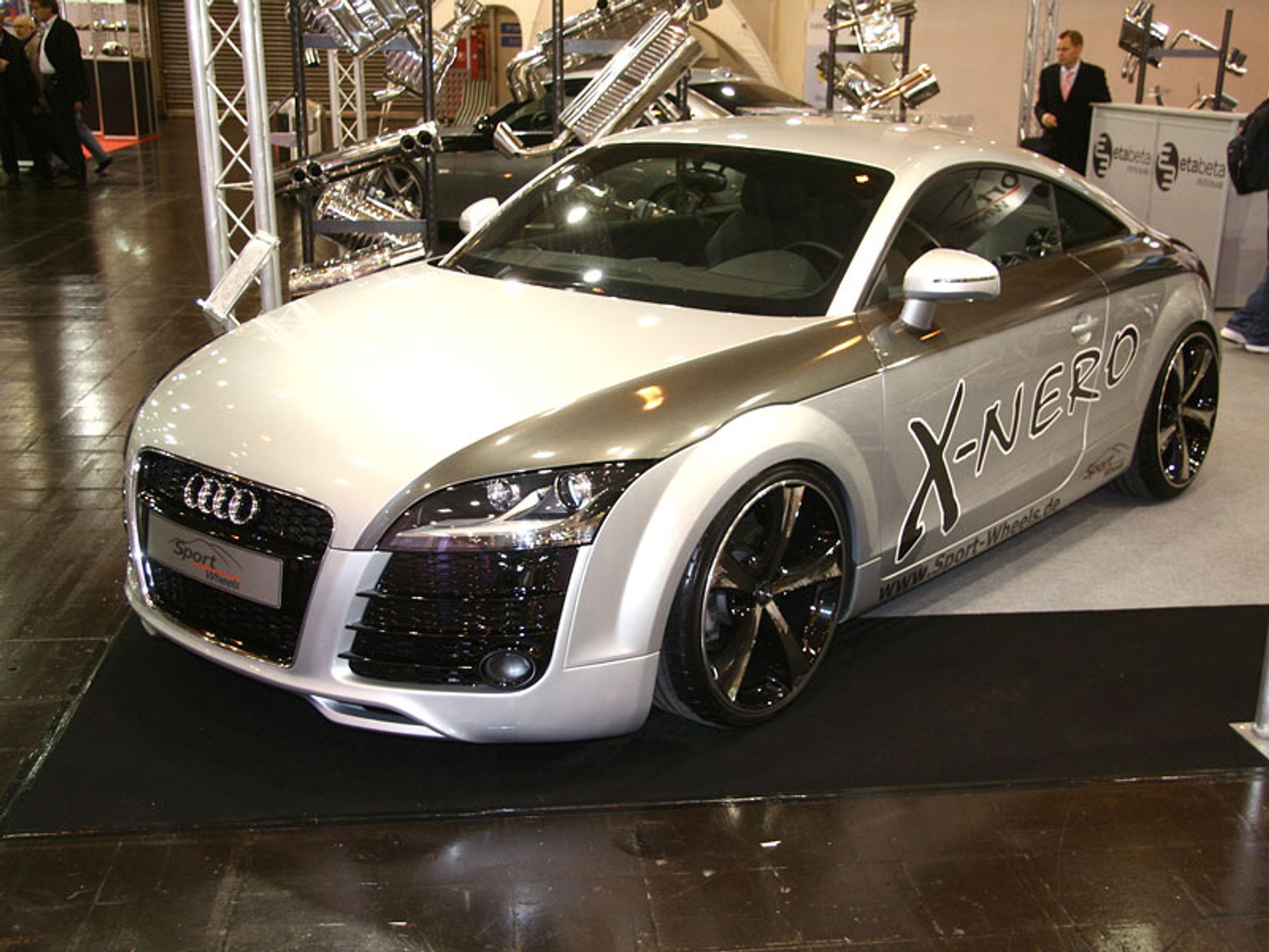 Essen Motor Show 2007 - Latające maszyny i piękne modelki (fotogaleria 2)