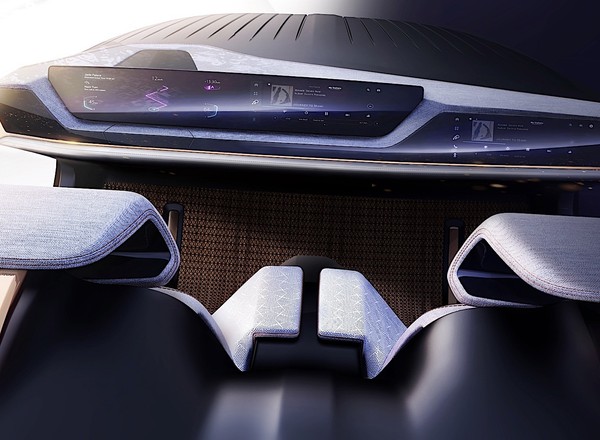 Chrysler zastąpił deskę rozdzielczą ekranami o przekątnej 37,2-cala