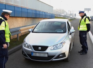 Stracisz dowód rejestracyjny i zapłacisz mandat: na co patrzą policjanci, sprawdzając stan opon?