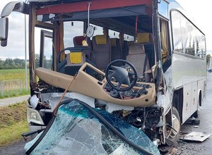 Kierowca autokaru z wycieczką szkolną najechał na ciężarówkę. 22 osoby trafiły do szpitala [WIDEO]